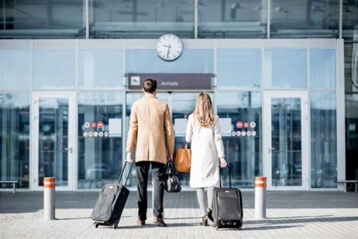 How early should you arrive before a wedding?