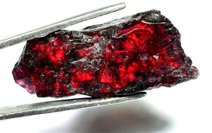 What does Painite look like?